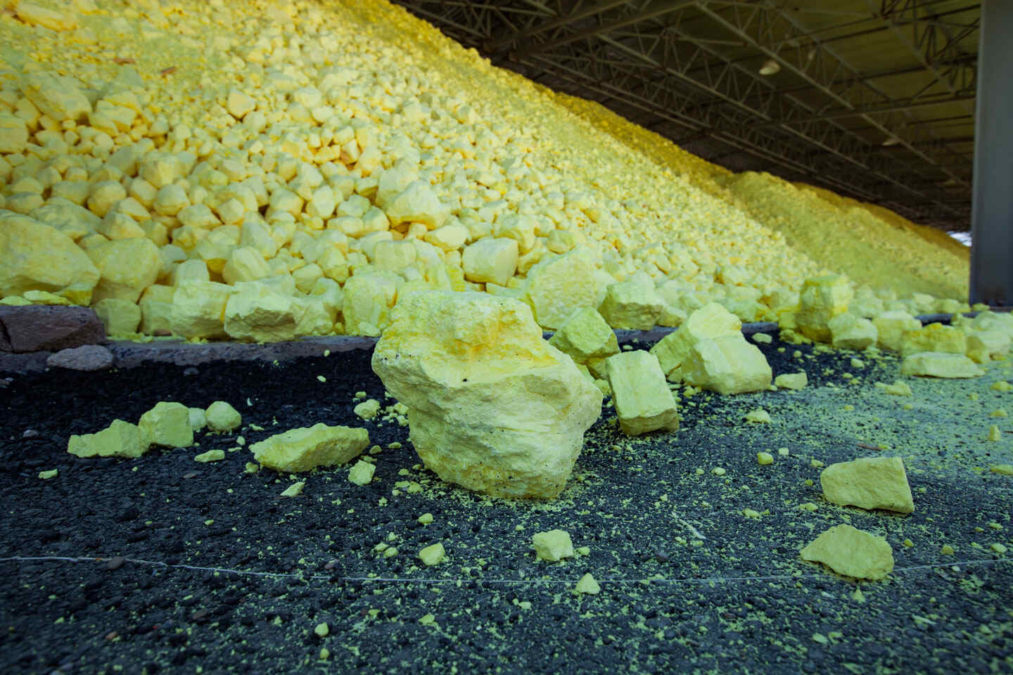 xSulphur-shutterstock_1571417386 (1)